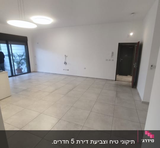 קיר לבן עם חוטים חשופים לצביעה